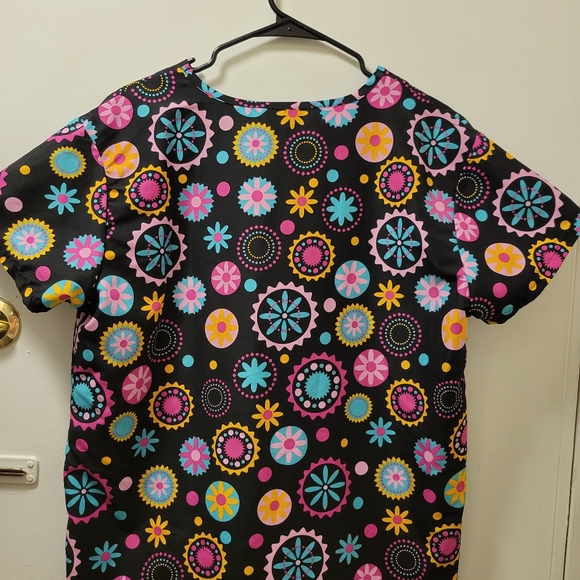 Large Scrub Top - Picture 2 of 3